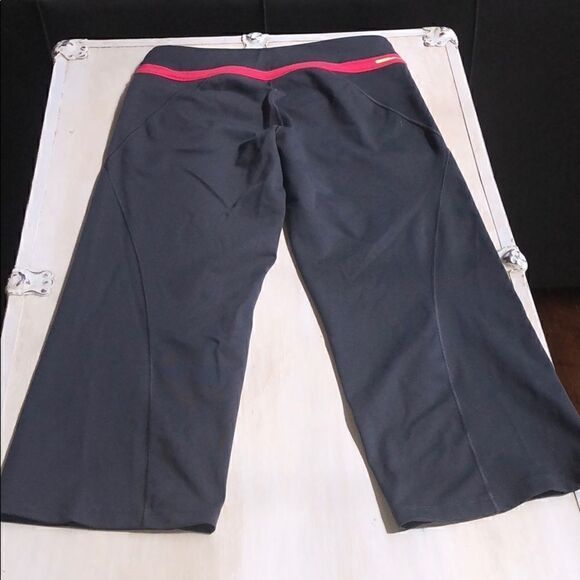 Victoria’s Secret grey and pink cropped yoga pants - Picture 3 of 4